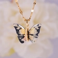 Collar de mariposa dorada con alas blancas y negras y circonitas brillantes - Mariposa Multicolor (A2883)