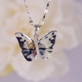 Collar plateado con colgante de mariposa azul y negra adornado con cristales brillantes - Mariposa Multicolor (A2884)