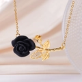 Elegante ketting met zwarte roos, gouden steel en sprankelende zirkonia details op blad - Zwarte Roos (Gouden Ketting)