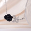 Verfijnde halsketting met 3D zwarte matte roos hanger en zilveren diamanten bladeren - Zwarte Roos (Zilveren Ketting)