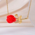 Elegante gouden ketting met rode roos hanger en sprankelende strass details op het blad - Rode Roos (Gouden Ketting)