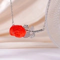 Luxe ketting met rode rooshanger en kristallen blad in zilveren afwerking - Rode Roos (Zilveren Ketting)