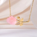 Elegante goldene Halskette mit rosa Rosenanhänger und Zirkonia-Blättern - Rosa Rose (Goldkette)