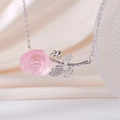 Elegante Rosenhalskette mit einem rosa durchscheinenden Blumenanhänger und Silberakzenten - Rosa Rose (Silberkette)