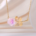 Halskette mit rosafarbenem Rosenanhänger in Goldoptik und mikro-eingelegten Steinen - Rosa Violett Verlauf Rose (Goldkette)