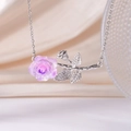 Silberne Halskette mit lila Kunstharz-Rose und glitzernden Zirkonia-Details am Blatt - Rosa Violett Verlauf Rose (Silberkette)