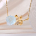 Elegante goldene Halskette mit hellblauer mattierter Rose und mikro-besetztem Blatt - Hellblaue Rose (Goldkette)