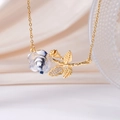 Goldene Rosenhalskette mit blau-weißem Farbverlauf und Kristall-Blatt-Detail - Blau Weiß Verlauf Rose (Goldkette)