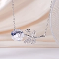 Silberne Rosenkette mit blau-weißem Farbverlauf und funkelndem Zirkonia-Blatt - Blau Weiß Verlauf Rose (Silberkette)