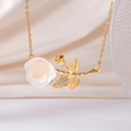 Elegante goldene Rosen-Halskette mit mattierter weißer Blume und Zirkonia-Akzenten - Mattweiße Rose (Goldkette)