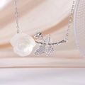 Silberne Halskette mit weißer Kunstharz-Rose und zirkoniabesetzten Blättern für Damen - Mattweiße Rose (Silberkette)