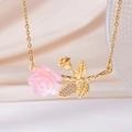 Rosafarbene Rosen-Halskette mit goldenen Blättern und funkelnden Zirkonia-Kristallen - Rosa Glitzer Rose (Goldkette)