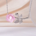 Halskette mit rosa Rosenanhänger aus Harz und Blättern mit Zirkonia-Besatz auf Seide - Rosa Glitzer Rose (Silberkette)