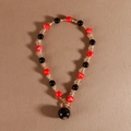 Korte kralenketting met rode marmeren kralen, zwarte accenten en gouden bamboe spacers - Rood