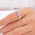 Anillo de corazón plateado con circón rosa y diseño de alas de 2,7g en dedo - Estilo de Corazón Alado (Rosa 094)