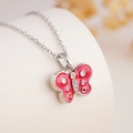 Collar de mariposa plateado con esmalte rosa y cristales en soporte de joyería - Rojo / Plateado
