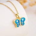 Collana con ciondolo a farfalla dorata con ali in smalto blu e accenti di zircone lucidi - Blu / Oro