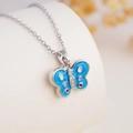 Collana con ciondolo a farfalla in smalto blu cielo e zirconi, finitura argento - Blu / Argento