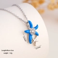 Collana d'argento con ciondolo a stella marina in smalto blu e zircone su espositore - Stella Marina (1951)