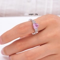 Anillo ajustable de plata con circonita rosa en forma de corazón y detalles laterales - Estilo Dulce de Doble Hombro (Rosa 099)