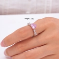 Anillo ajustable con circonita de corazón rosa y acabado plateado, puesto en el dedo - Estilo de Alas de Corazón en Movimiento (Rosa 100)