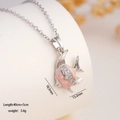Collana con ciondolo a pesce in smalto rosa, zirconi bianchi e catena in acciaio argento - Stile Pesce A (1955)