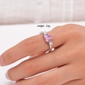 Anillo de cobre plateado con circón de corazón rosa dulce usado en una mano - Estilo Simple Exquisito (Rosa 103)
