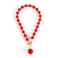 Levendige rode kralenketting met een gouden knevelsluiting en bijpassende ronde hanger - Rood