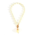 Kralenketting met crème harsperlen, gouden T-sluiting en bolvormige hanger voor dames - Wit