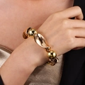 Nahaufnahme des klobigen goldenen Stretcharmbands mit polierten Perlen und Gliedern - Goldenes Armband Unregelmäßige Spiegelglieder (NK27220)