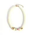 Kerstketting met roomwitte kralen en een hanger met een rood sneeuwvlokpatroon erop - Wit