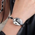 Nahaufnahme des polierten silbernen Kiesel-Armbands mit schwarz gewebter Lederkette - Silbernes Armband Unregelmäßiger Stein Lederband (NK27230)