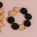 Detail von goldenen gehämmerten Metallscheiben und schwarzen runden Perlen am Armband - Schwarz Gold Gehämmertes Scheibenarmband (NK27310)