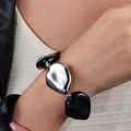 Detailaufnahme eines klobigen Stretch-Armbands mit schwarzen und silbernen Perlen - Schwarz Silber Modernes Armband Unregelmäßig (NK27350)