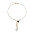 Elegante parelketting met zwarte vlinder hanger en gouden verlengkettingen - Zwart