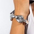 Detailansicht eines hochglänzenden silbernen Armbands im Lava-Design am Handgelenk - Silbernes Armband Lava-Stil Unregelmäßig (NK27370)