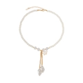 Elegante parelketting met witte vlinderhanger en barokke parels aan gouden kettinkjes - Wit