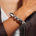 Detail eines silbernen Armbands mit organischen Perlen und hochglanzpolierter Oberfläche - Silbernes Armband Organisch Polierte Perlen (NK27820)