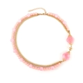 Zweilagige geometrische Halskette mit rosa Perlen und goldenen Akzenten im Modedesign - Rosa