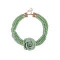 Detailweergave van de drielaagse groene parelketting met grote stoffen bloem in het midden - Lichtgroen