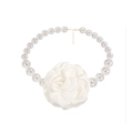 Elegante witte faux parelketting met een grote hanger van stoffen camelia bloem - Wit