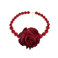 Opvallende rode parelketting met een grote stoffen rozenhanger en karabijnsluiting - Rood