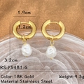 Eleganti orecchini in acciaio inossidabile placcato oro 18K con perle barocche - Orecchini a Cerchio in Acciaio Inossidabile Oro Perla Barocca (RS-YS481-G)
