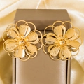Exquisite goldene doppellagige hohle Blumenohrringe mit gravierten Blütenblättern - Doppellagiges Hohles Blütenblatt Kleines Blumenmuster (F26820)