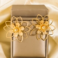 Übertriebene goldene Ohrstecker in Blumenform mit durchbrochenem Design und glatter Perle - Mehrlagiges Überlappendes Hohles Blütenblatt Körnige Textur (F26850)