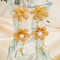 Goldene Doppelblumen-Ohrhänger mit Metallstruktur und weißen Perlenakzenten - Doppelblumen-Hänger-Stil Weiße Perle (F26880)