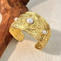 Détail du bracelet manchette martelé doré vintage avec perles baroques et motif étoile - Style Étoile Perle Martelé (SS-YS146-1)