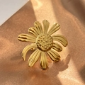 Elegante anello a margherita dorato con petali lucidi e centro strutturato - Forma a Margherita (JZ-YS277)