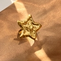 Anello a stella dorato in acciaio inossidabile con finitura ondulata e fascia regolabile - Stella Ondulata (JZ-YS311-G)