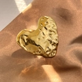 Anello a cuore dorato con texture in metallo martellato su tessuto di raso scuro - Cuore Martellato (JZ-YS318)